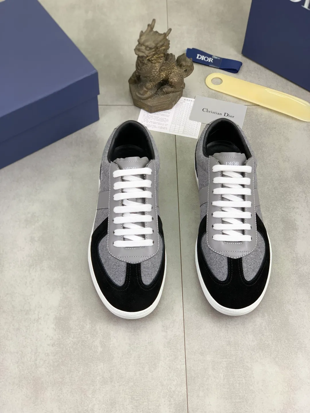 Men's shoes 💰P380 New Dior B01 moral training shoes, white first-layer cowhide, original molded outsole. New to the fall collection, this sneaker marks the return of a Dior classic, reinterpreted in a stylish and elegant silhouette. Crafted from white smooth first-grain cowhide with a tonal silk sheepskin lining, it features the Dior logo on the tongue and inner sides, and a CD icon on the heel. Paired with Tpu anti-slip soles of the same color, it can be matched with various styles to create a sophisticated look.  Code number: 38-44